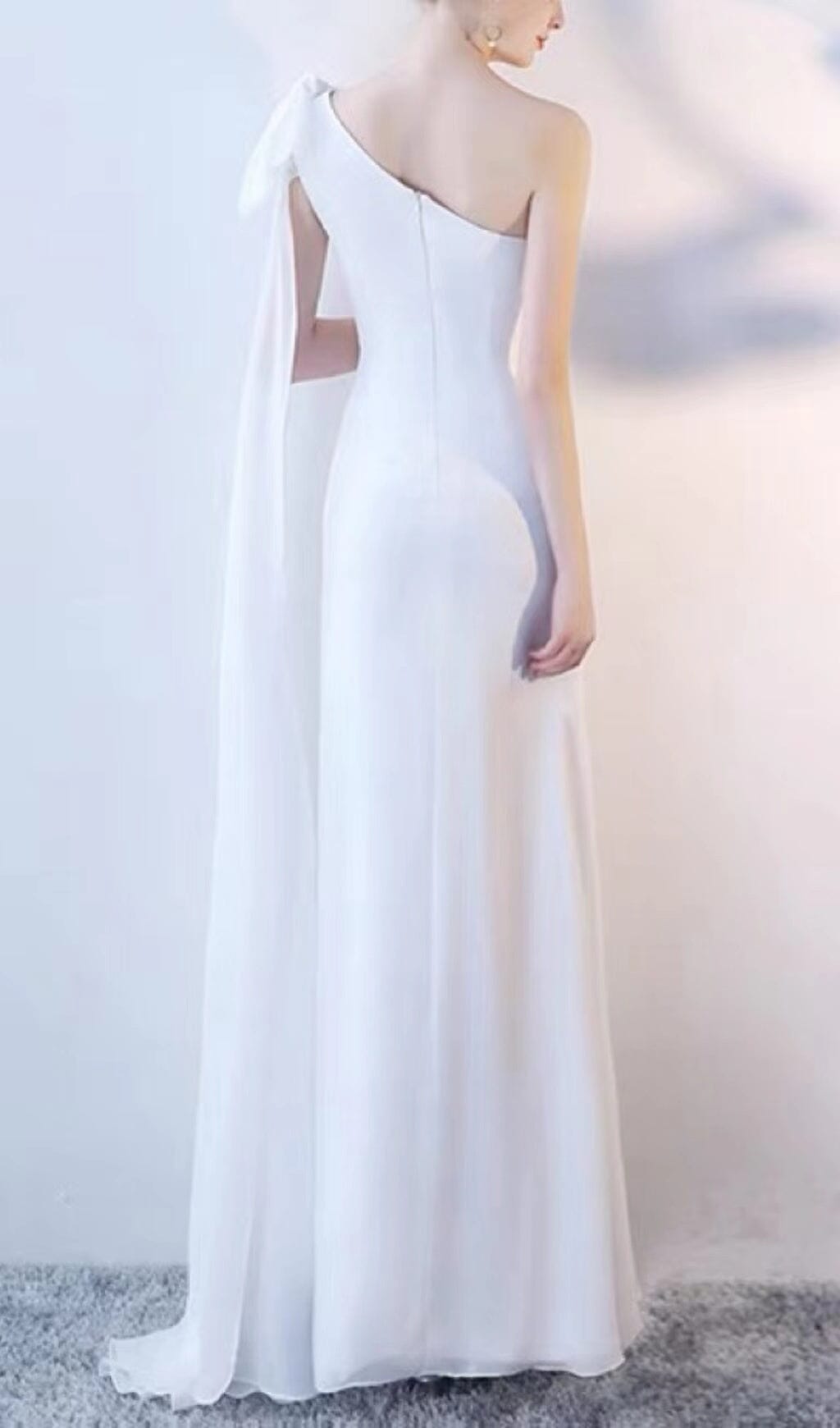 LONG YARN SLOPING SHOULDERS FISHTAIL DRESS IN WHITE