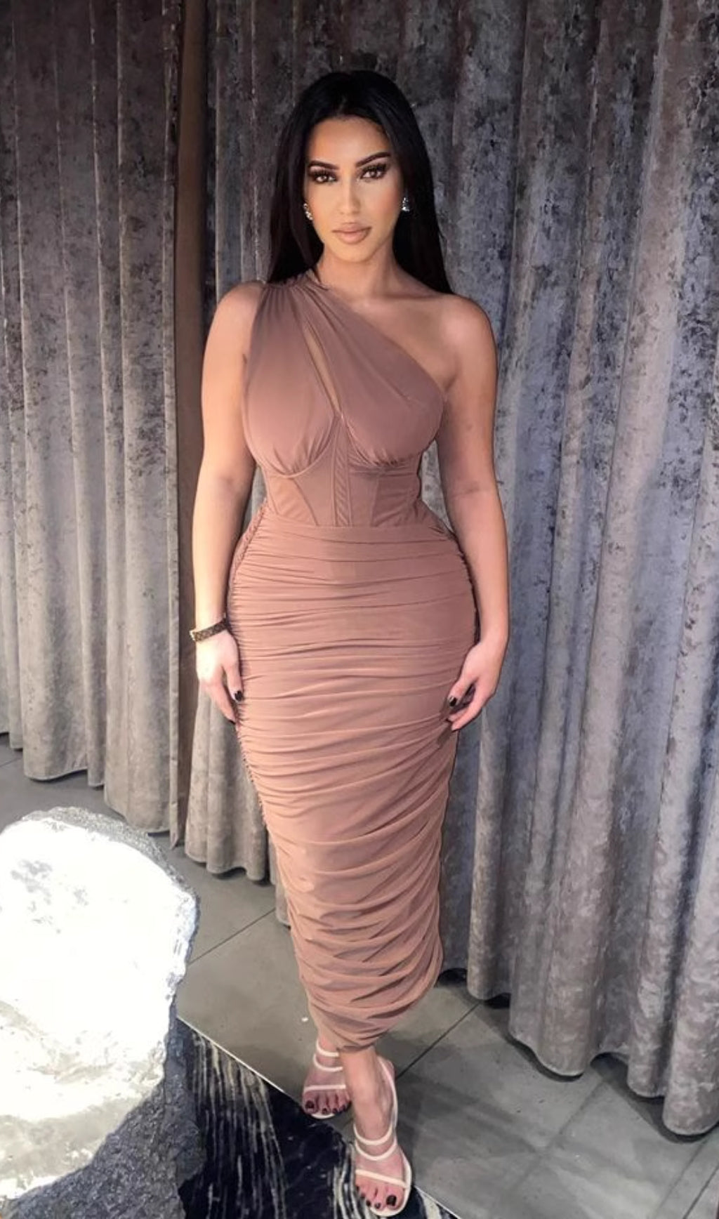 ASYMMETRIC CUTOUT MIDI DRESS IN BROWN