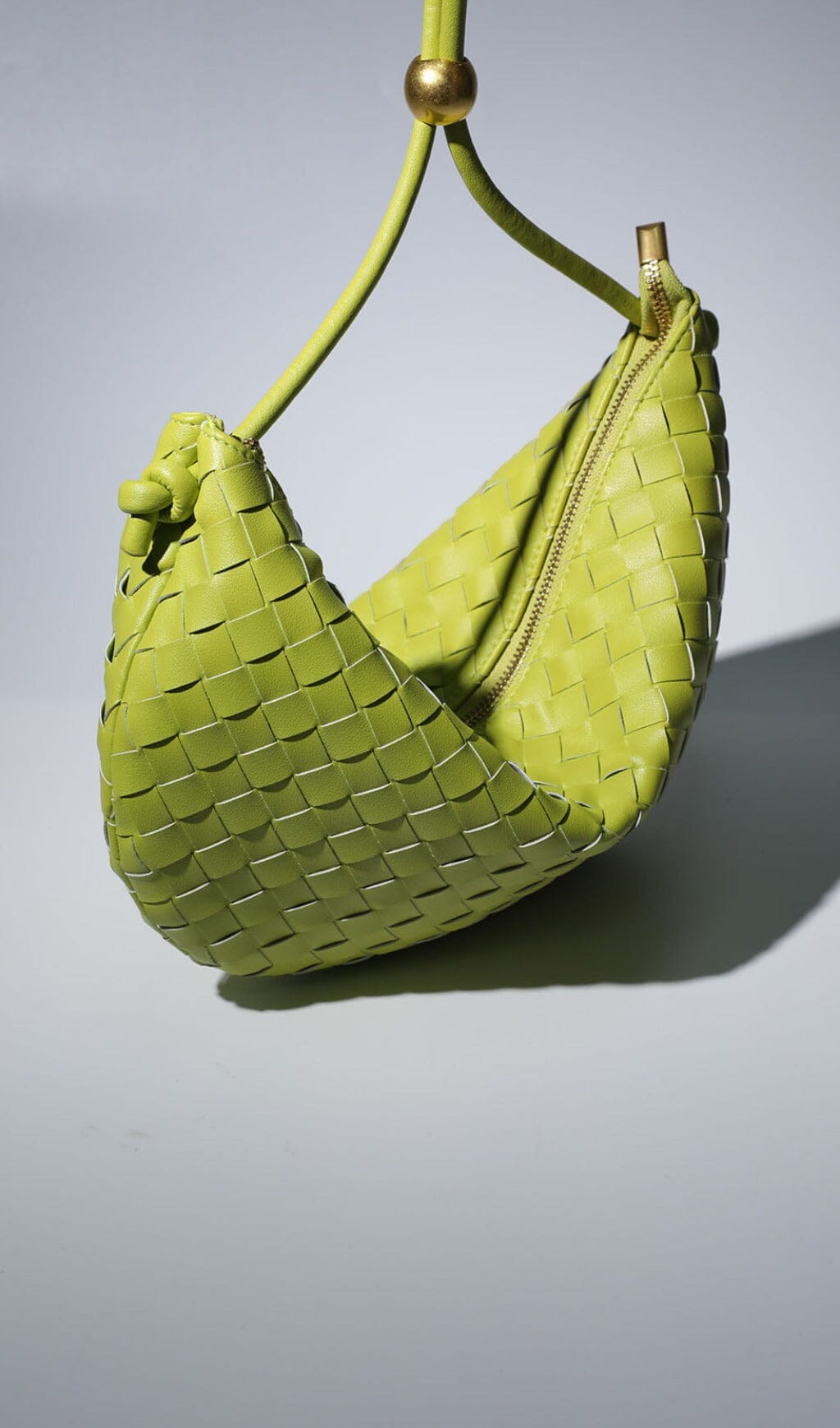 MIDGE WOVEN DRAWSTRING BAG IN GREEN